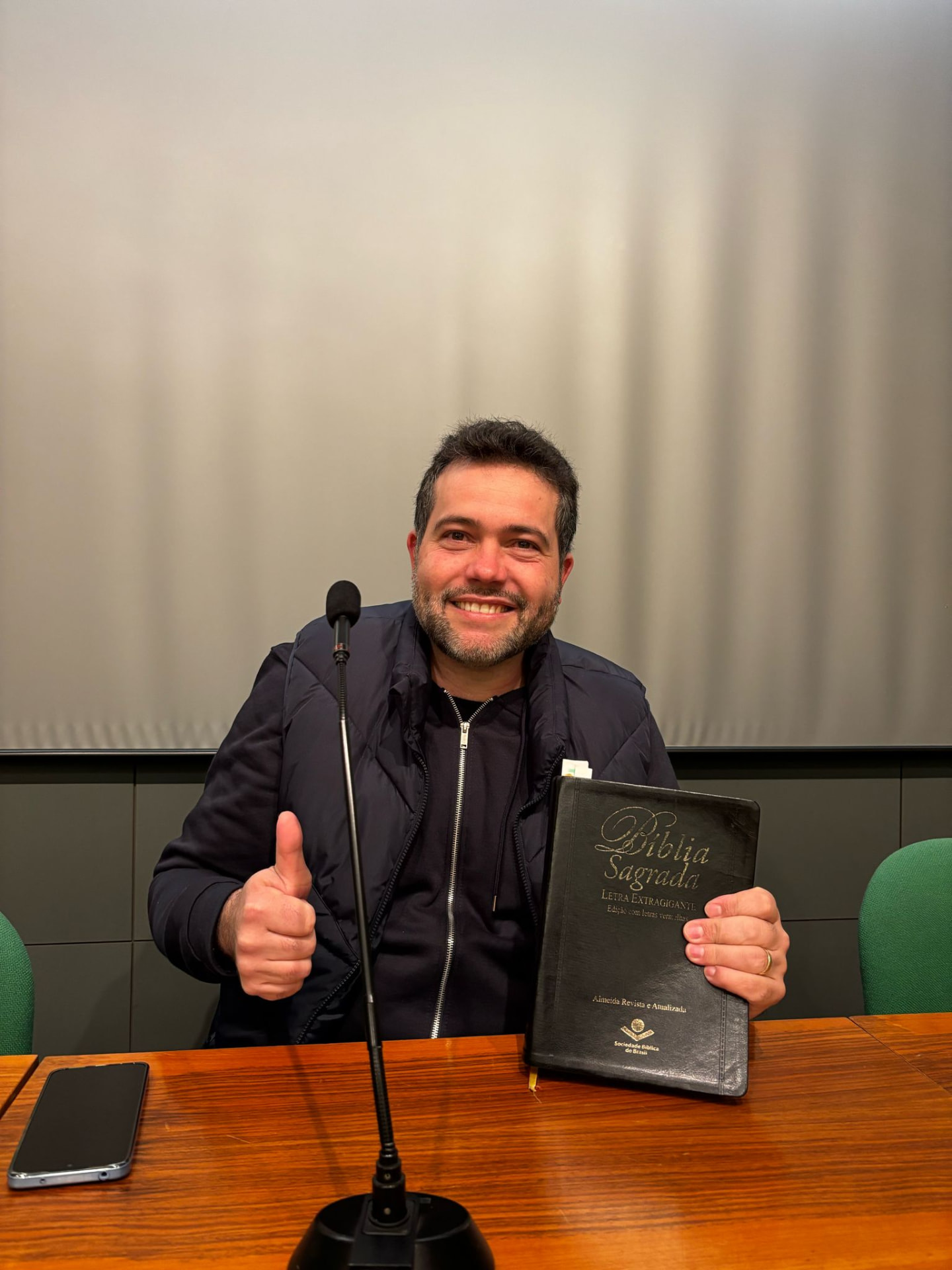 O pastor com a Bíblia